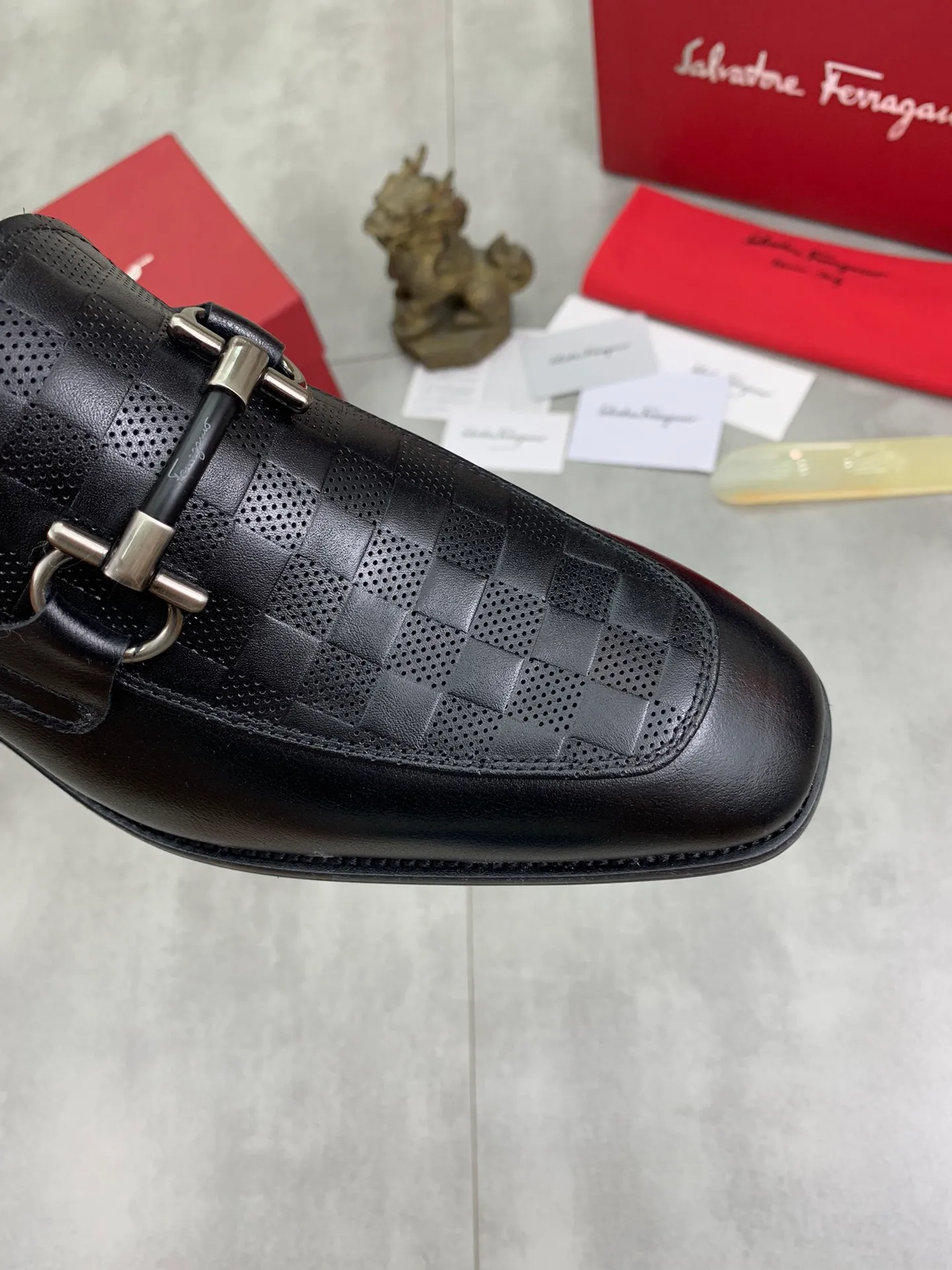 Men's Men's Shoes 💰P460💰[New Style] Water-dyed Niuli 🆘[Salvatore Ferragamo] Ferragamo's latest casual business leather shoes for men! Available at counters simultaneously! The fabric is made of specially imported original pebbled calfskin, and the lining is made of imported water-dyed cowhide. It is absolutely luxurious and leads the fashion trend. Matching code: 38-45 (46 can be customized) multiple colors available